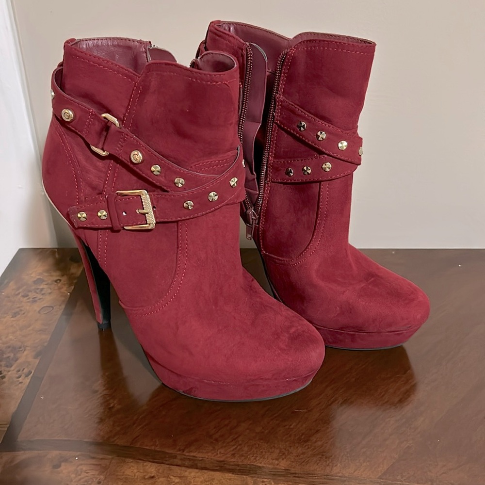 Guess Ankle Bbots
Color Maroon
Size 9